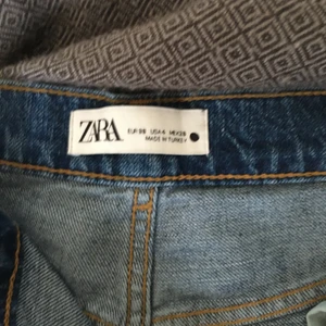 Zara jeans - Mörkblå högmidjade raka jeans från zara. Strl 36. Säljer pga lite för små, knappt använda. 