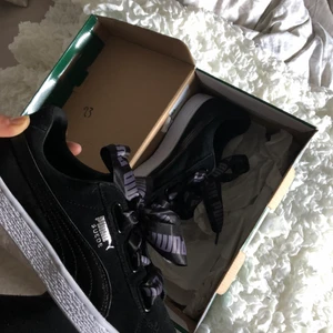 Puma Suede sneakers - Helt nya puma suede sneakers i strl 40. Tyvärr för små och har aldrig kommit till användning. Tillkommer extra snören i samma storlek fast helt svarta också. Köpta på JD store i Köpenhamn.