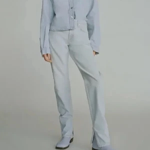 Zara jeans med slits - Kommer inte till användning, fint skick. Bara fråga om ni vill se fler bilder.