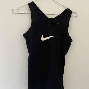 Nike träningslinne - Svart Nike träningslinne! Bra skick, inte mycket andvänd