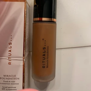 Rituals Miracle Foundation - Foundation från Rituals i färgen Mohogany. Lite ljusare än vad den ser ut i flaskan men fortfarande väldigt mörk. 30ml och med SPF15. Nypris: 250kr. Säljer för 150kr, går att diskutera🥰 Skriv för färgswitch på handleden om det är av intresse