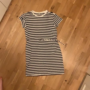 Hm randig klänning  - Nästan oanvänd, lappen för storlek har gått bort i tvätten