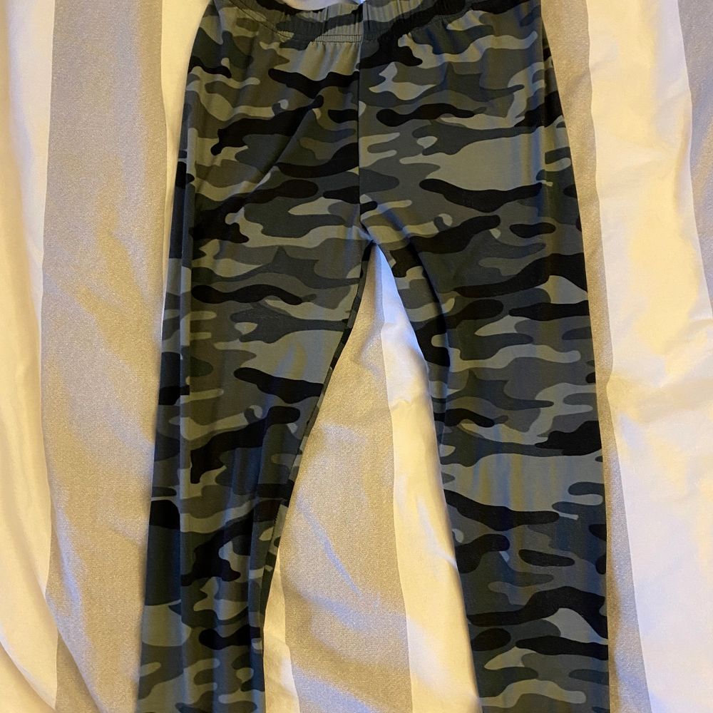 Mjuka kamouflagemönstrade tights i stl XS. Knappast använda. Köpta på Zalando. . Jeans & Byxor.