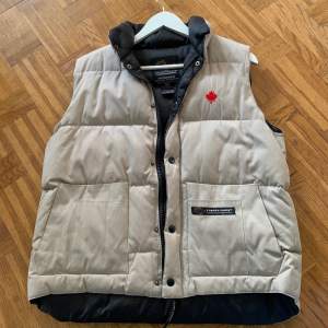 Beige canada goose väst - äldre modell. Storlek M💓 tar även emot prisförslag!!