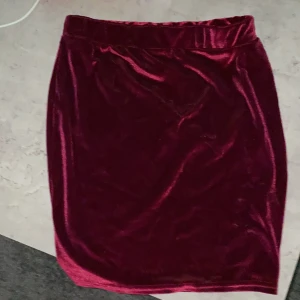 Röd sammet kjol  - Ej använd