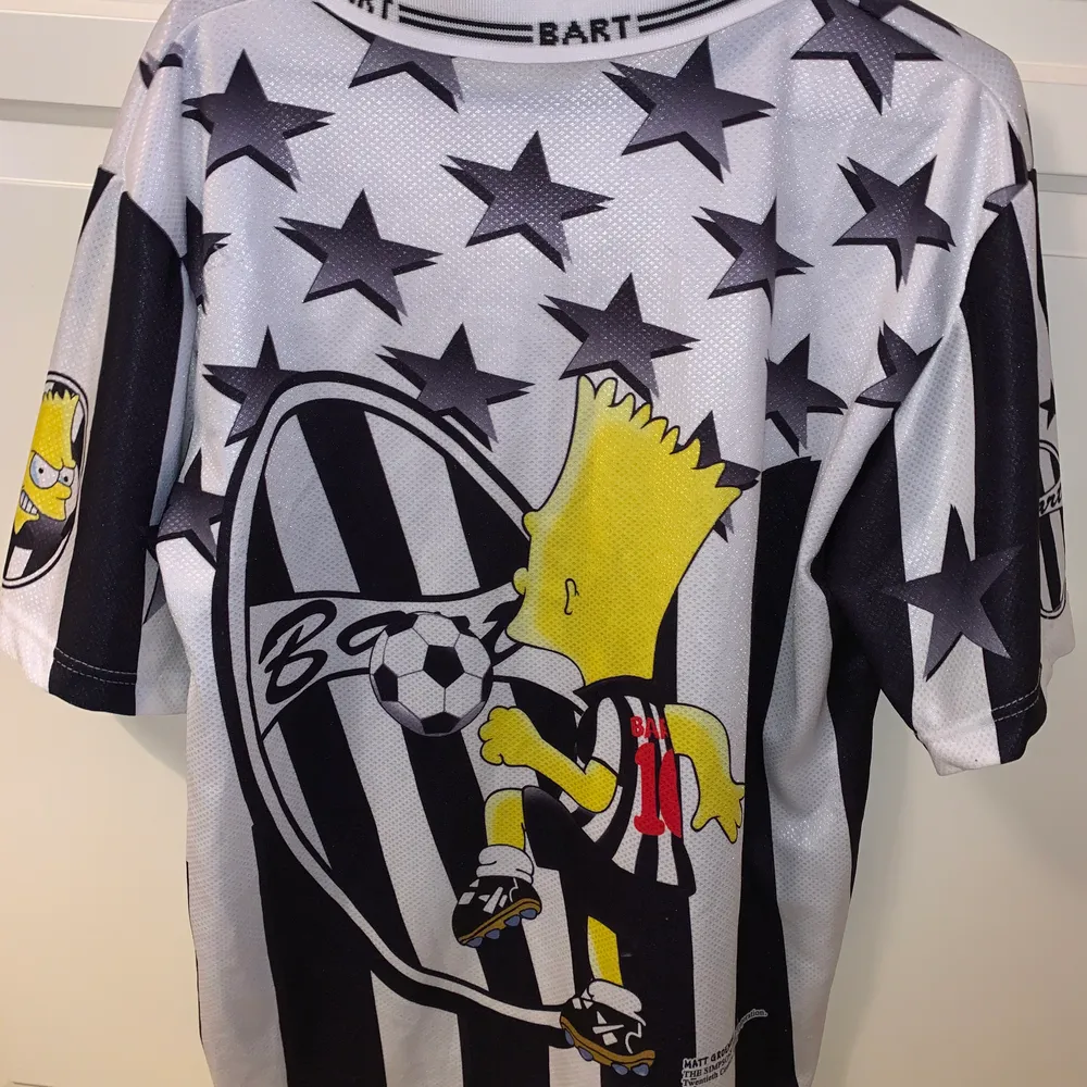 Riktigt fet och unik the Simpsons Bart fotbolls t-shirt. Sitter riktigt snyggt oversized och är storlek XL 🤩🔥🔥 Säljs på depop för ca 800 - 1000kr, mitt pris är 800kr inkl frakt🔥🦋✨. T-shirts.