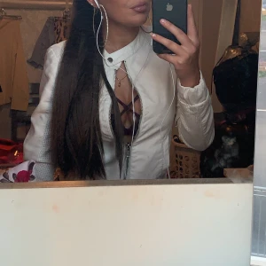 Vit skinnjacka  - Vit jacka i fusk skinn i storlek xs. Knappt använd. Inga större fel på den förutom några små fläckar från vad jag tror är bläck? Syns knappt, fläckarna är extremt ljusa. 