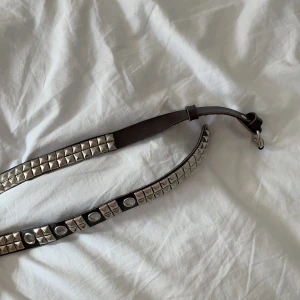 Nitbälte  - Skitballt nitbälte!!! Går inte igenom där man drar igenom skärpet pga nitarna (se bild 2) men funkar bra ändå💋OBS! Ca 82cm långt! 10kr + frakt(22kr)