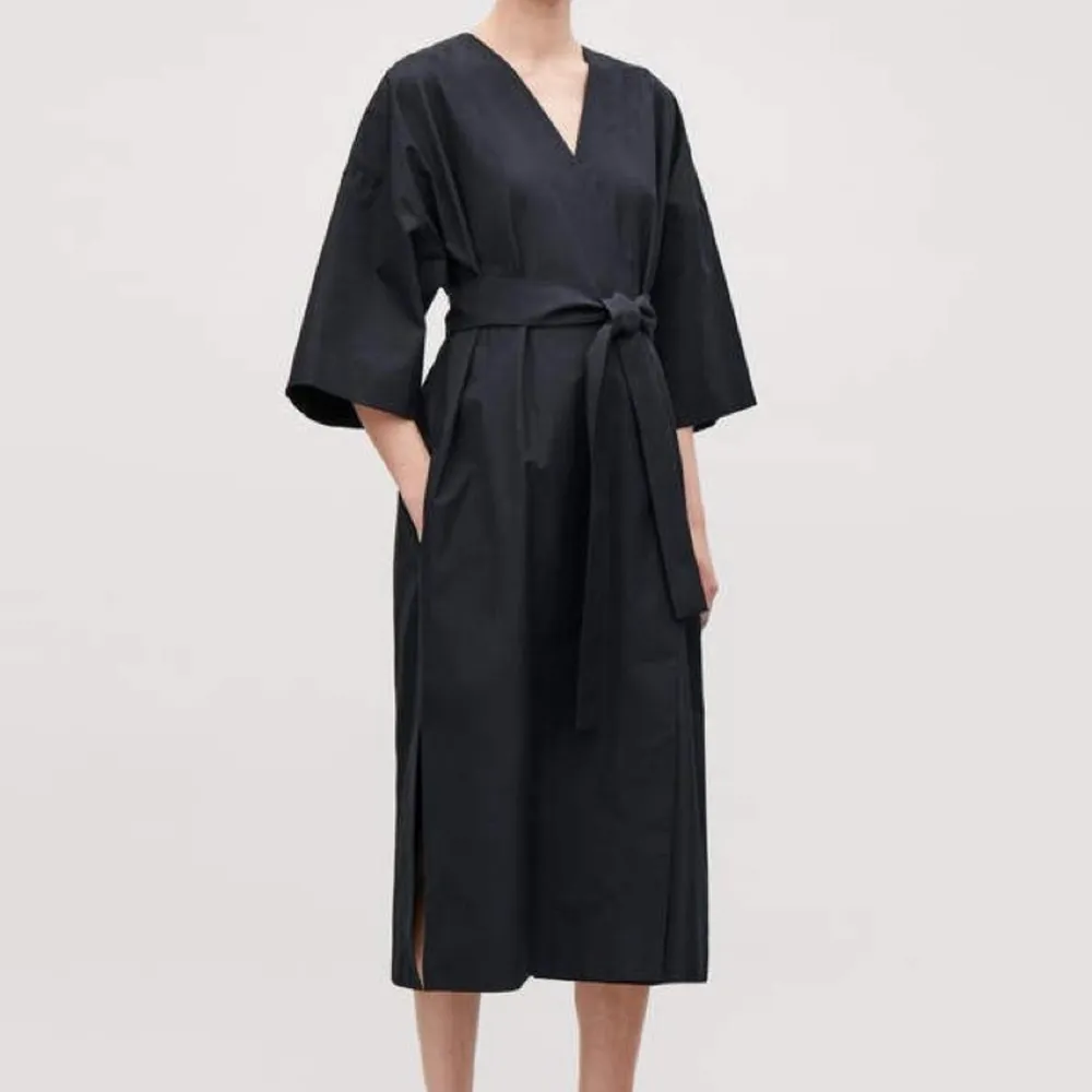 Svart/skiftande mörkblå kimono-inspirerad klänning från COS. Innerknäppning i tre lägen, och ytterknäppning, fungerar även fint öppen. Storlek XS men sitter oversized i modellen, sitter luftigt på mig som brukar bära S! Kan diskutera pris!. Klänningar.