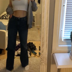 Monki Yoko jeans  - Säljer pågrund av för stora. Köpta innan jul och knappt använda. Jag är 170 och har storlek 36 i vanliga byxor 