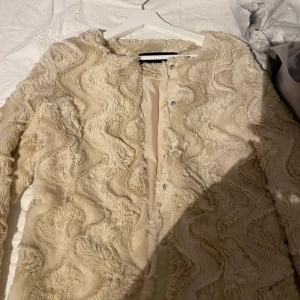 Vero moda - Beige Vero Moda jacka helt ny i storlek XS. Aldrig använd då jag har många jackor. Skriv privat för intresse eller fler bilder🌺  pris kan diskuteras
