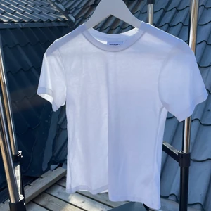T-shirt - T-shirt från Weekday i storlek XS. Funkar även för en i S men kommer såklart sitta åt mer. Använd en gång och är som nyskick! Möts upp i Ljungby eller fraktar för 51 kr (endast spårbart)