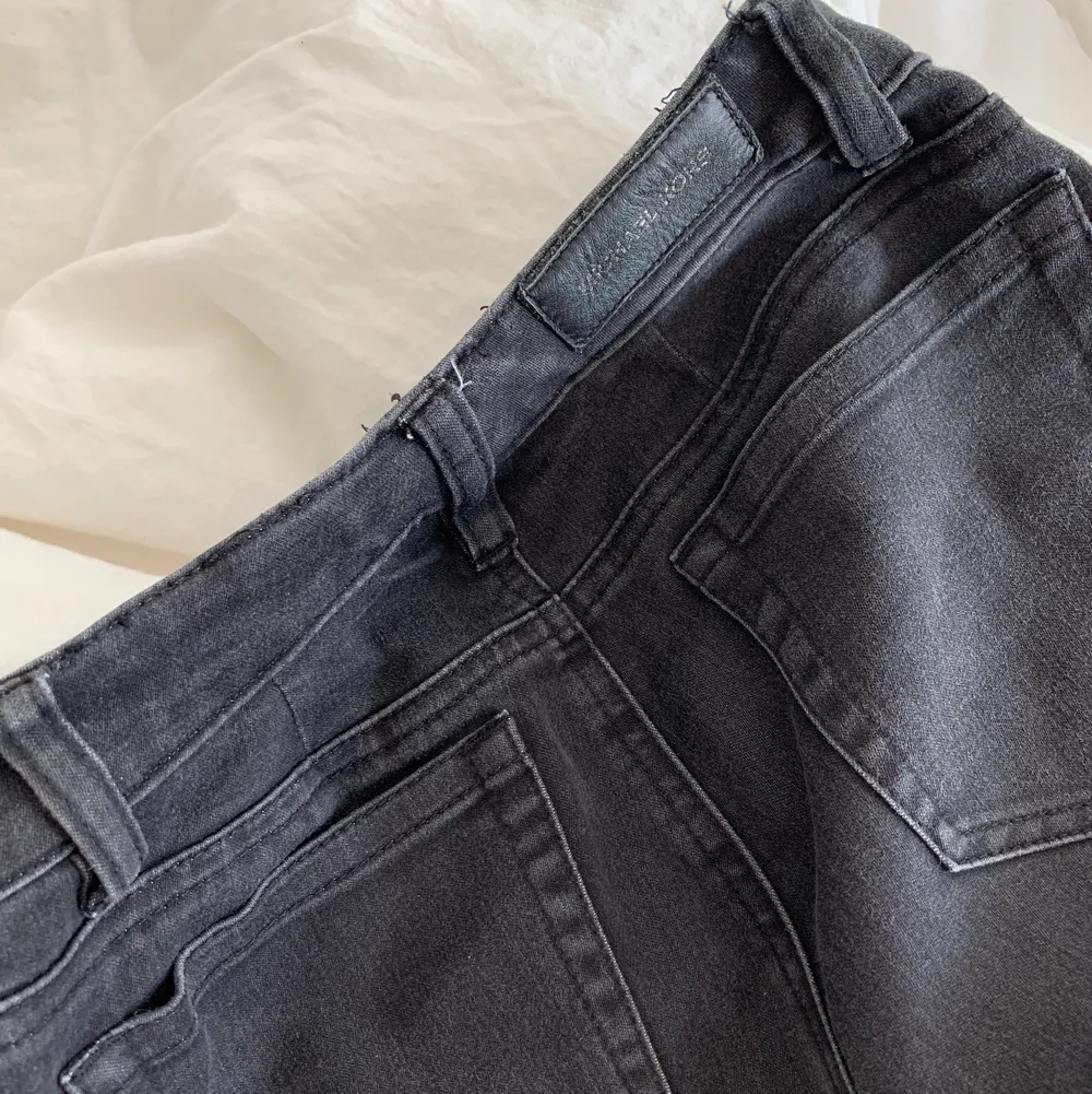 Säljer mina lågmidjade grå jeans ifrån Michael kors, de är i strl 25 och har sytt in dom i längden så de passar någon som är 165 ungefär, sitter sjukt snyggt på. Jeans & Byxor.