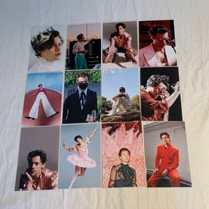 Harry styles - Harry Styles foton som är 15x10 cm stora. Fotona är styva glansiga och alltså inget vanligt papper. 10kr st🕺🏻👑