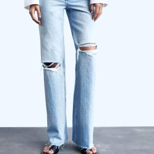 Högmidjade jeans från zara som används 2-3 gånger. Super fina men har de i två storlekar för d ena är för små för mig. Är 173 cm och det är perfekt långa på mig😍 köpte de för ett halvår sedan och är nu slutsålda. Säljer för 210 kr billigare. 