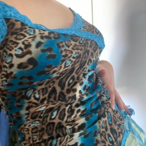 Topp - En snygg leopard färgad topp med blåa detaljer, köpt här på Plick en väldigt fin topp med 2000s inspiration ❤️