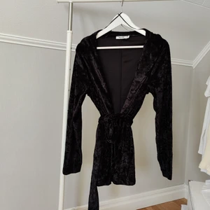 Cardigan i sammet - Cardigan med knytning. Använd 2-3 gånger.