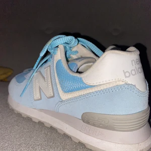 New Balance sneakers - New Balance sneakers i storlek 38. Väldigt bekväma och sköna men tyvärr inte fått användning utav skorna som ni kan se på bilderna. 