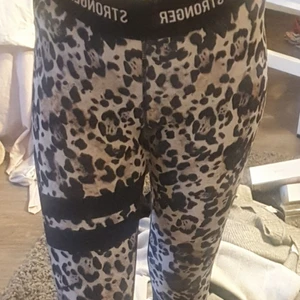 Stronger - Säljer mina fina stronger i storlek xs för de aldrig kommer till användning, de är använda men väldigt fint skick förutom att lite text där jag knäppte bild försvann alla gånger när jag tvättat de💖frakt ingår ej 🥰