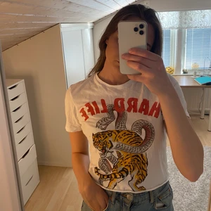 T-Shirt strl S - Jag säljer denna fina t-shirt i strl S, då den inte kommer till användning längre. Frakt tillkommer💙