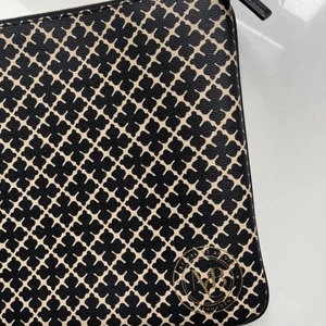 Malene Birger Dator Fodral - Super fint och rymligt dator fodral. Nypris 1345. Sparsamt använd. Det är en fläck på insidan som jag kan skicka bild på!   ❤️  15Tum så rymmer de flesta datorer. 