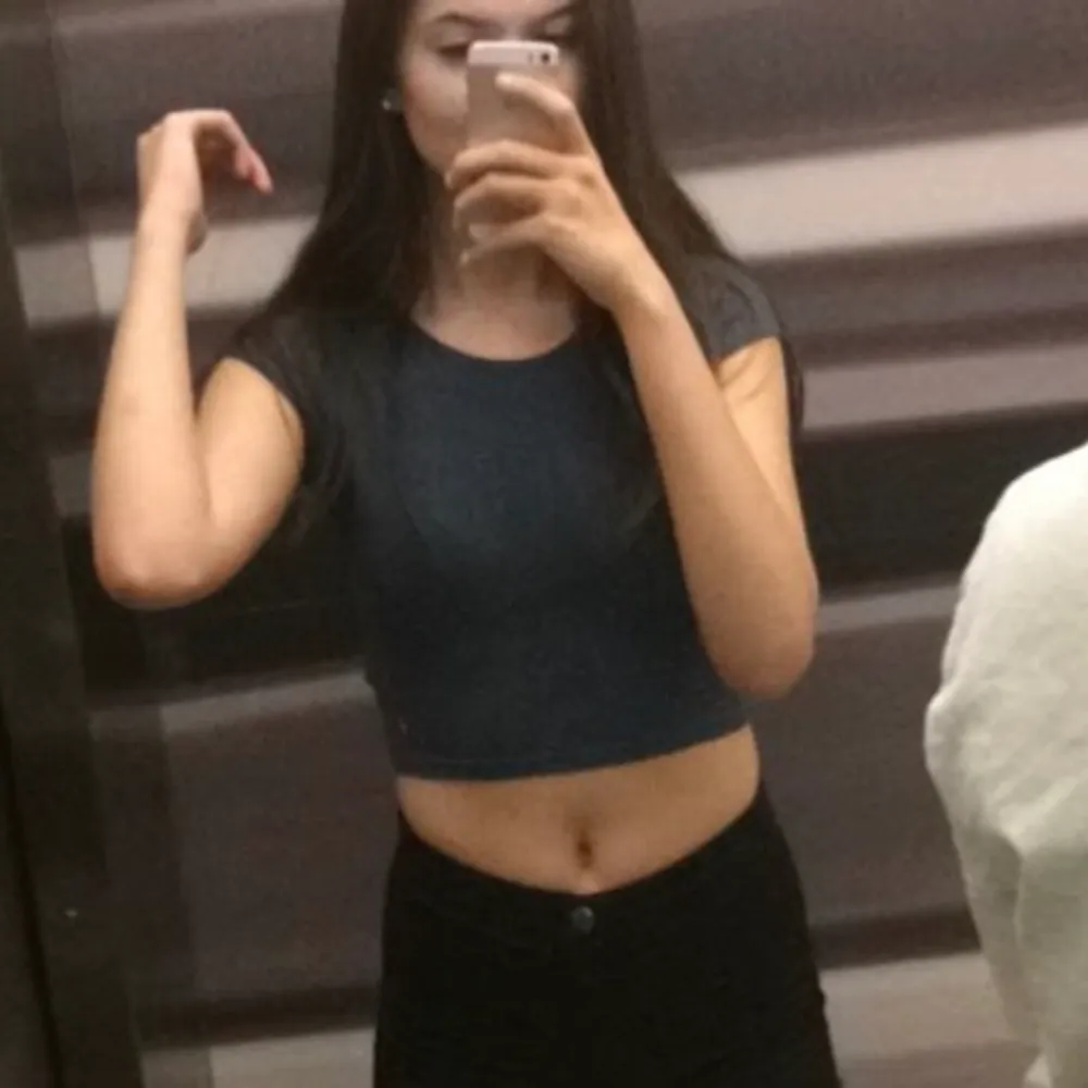 Blå crop top köpt från New Yorker, FB sister. Sparsamt använd. Kan samfraktas för en extra peng!. Toppar.