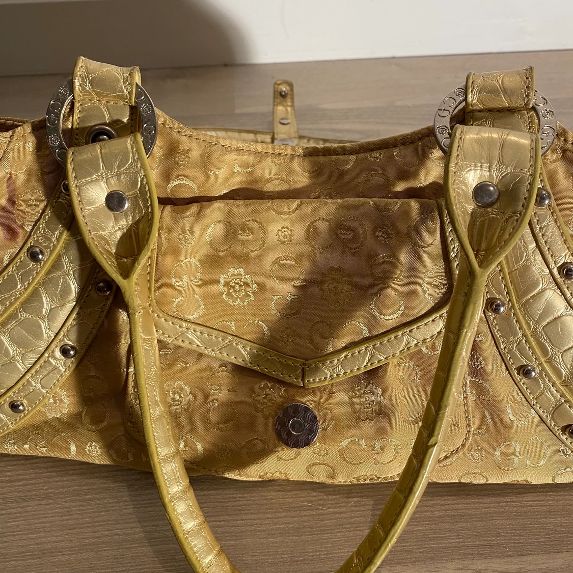 Guldig Guess väska! - 90