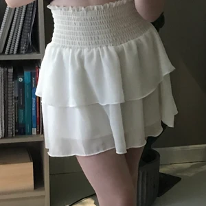Vit kjol - snygg vit volangkjol, kort i modellen , är själv 160🥰😁 köpt på chelsea två år sen så passa på nu innnan sommaren! pris kan diskuteras!!!!❤️❤️❤️