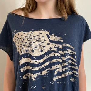 T-shirt från Tommy Hilfiger, i strl. M. - Skönt och löst material så perfekt på sommaren! Köparen står för frakten. Knappt använd så den är i nyskick. 