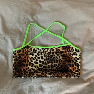 Linne från Collusion strl 38 - Säljer detta fina linne från collusion i storlek 38! Linnet är i leopardmönster med neongröna band💚🤎 Passar perfekt till sommaren!🌞