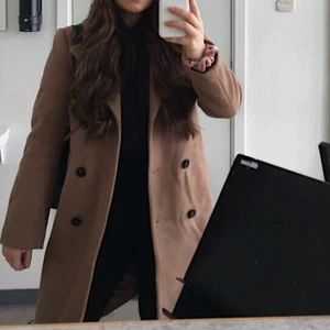 Brun kappa strl 36 - Jättesnygg kappa från Gina tricot strl 36. Nypris 799:- säljes pga garderobsrensning☺️ Om flera är intresserade är det högst bjudande som vinner! Köparen står för eventuell frakt🥰