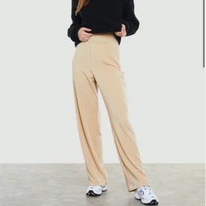 Beiga kostymbyxor  - Säljer dessa supersnygga beiga kostymbyxor från bikbok som inte finns längre. Använt fåtal gånger. Säljer då jag inte använder dom. Storlek 36. Köpte för 299kr men säljer för 150kr + frakt (Skriv privat för fler bilder)