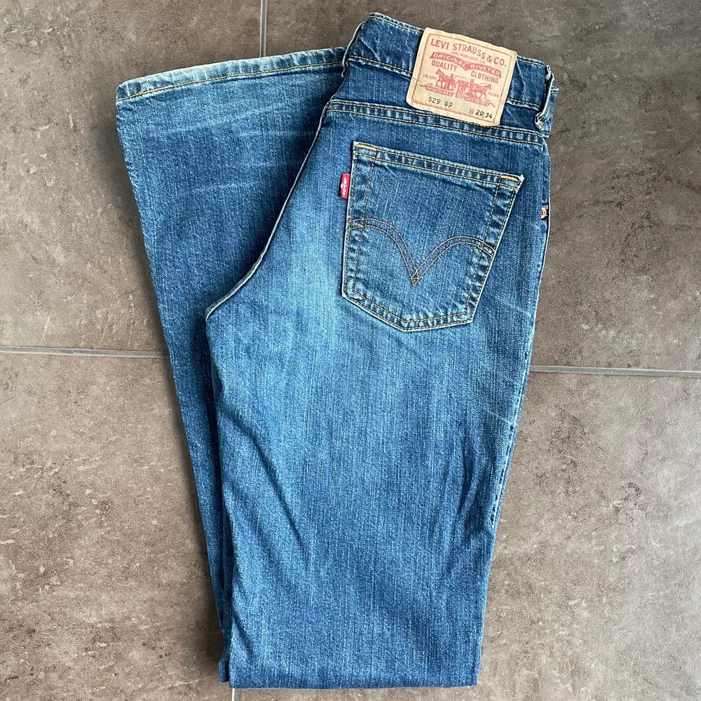 Lågmidjade Levis jeans. Storlek 29/34 men små i storleken, skulle mer säga storlek 25-26 i midjan. Hör av er vid frågor💕. Jeans & Byxor.