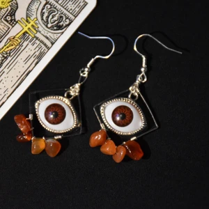 Örhängen öga - Örhängen med ögon och äkta karneol. Krokarna är nickelfria. 