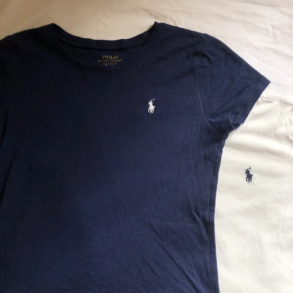 Två stycken t-shirts från Ralph Lauren. En marinblå och en vit, sitter supersnyggt och matchar till allt!💙 60kr/st eller 100kr för båda, kan mötas upp i Sthlm eller frakta.. T-shirts.