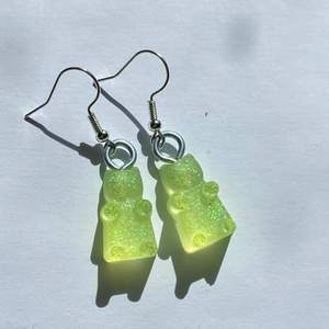 Glow in dark örhängen, grön glittriga resin gummibjörnar