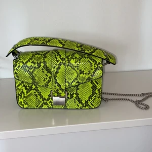 Neonväska - Skitcool väska som tyvärr ej kommer till användning längre 🥺💖 asfräscht skick, helt utan skavanker! 