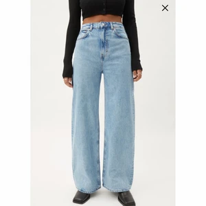 weekday ACE 26/32 - säljer mina helt oanvända weekday jeans i modellen ACE (färg summer blue) då dom tyvärr är för korta för mig som är 175 . frakt tillkommer ☺️                                                                      Helt oanvända och har lappen kvar 🦋💞✨