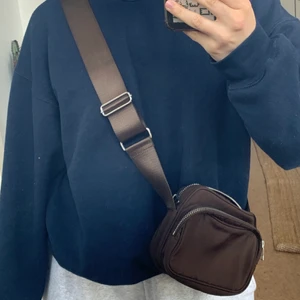 Väska  - Väska från weekday. Justerbar i längden. 