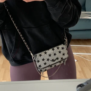 Zadig Voltaire väska  - Säljer denna populära och snygga väska från zadig som tyvärr inte kommer till användning. Köpt på plick men i fint skick. Jag fastnade med den korta kedjan så den lossnade men har lagat den (se sista bilden). Kvitto och dustbag finns!