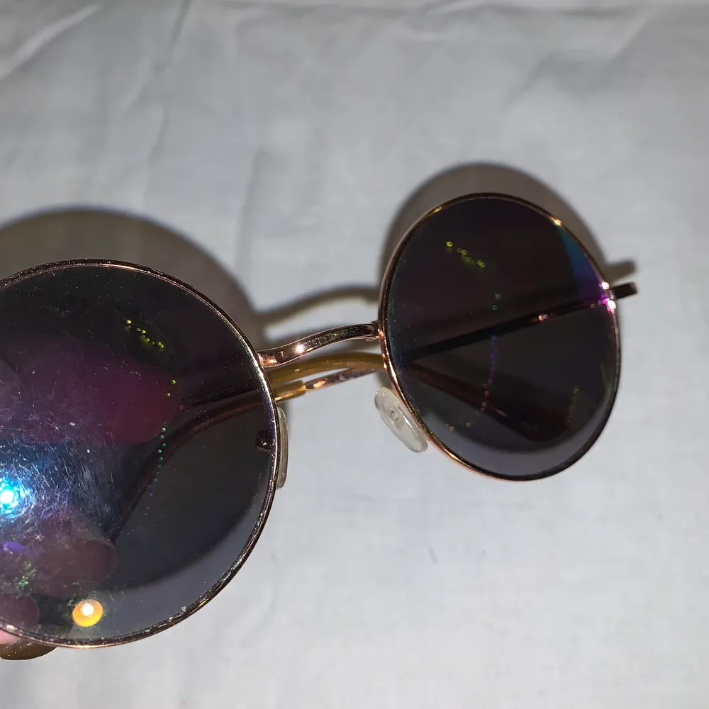 Guldiga solglasögon med regnbågsglas 🌈 Dom är använda så lite repiga, men det är inget man tänker på!. Accessoarer.