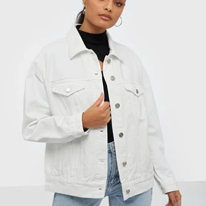 Vit oversized jeans jacka  - Jackan är ifrån missguided och är endast använd fåtal gånger, som ny. Storlek 34 men passar även större då den är oversized. Inga fläckar ingenting utan fräsch som ny. Skriv för flera bilder