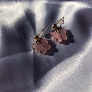 Örhängen - Nu är det super fina fjärils örhängen till salu, dessa är både rostfri och nickelfria❤️🤍