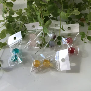 Klubb örhängrn - Finns i färgerna på bilden