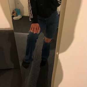 Bootcut jeans - Mörkblå bootcut jeans med hål vid knäna, storlek xs! Säljer för 150+frakt💖