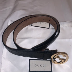 Gucci bälte - Säljer mitt Gucci bälte är i mycket bra skick! Storlek 90 passar mig som har S i alla jeans! Men kan bli större också! Kom med bud :-)