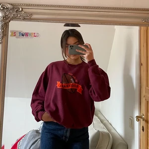 Vintage Virginia Tech Football Sweatshirt - Vintage Virginia Tech Football Sweatshirt   Storlek  L Measurements: Length - 63 cm Pit to pit - 64 cm  Condition: Vintage (7/10)  (Pris -260kr)  DM för mer bilder och frågor