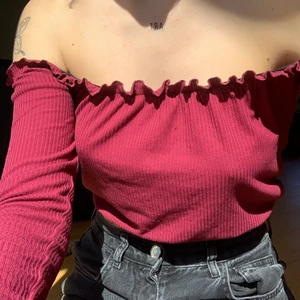 off-shoulder tröja - Säljer min så fina vinröda off-shoulder tröja ifrån Bikbok pga att den inte kommer till användning :( Den är i ett superskönt material och passar till nästan allt!! Skriv om ni har några frågor eller vill ha mer bilder osv💘💘💘 