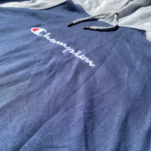 Vintage Champion Hoodie - Fet champion hoodie från 90 talet!! Bra skick och sitter snyggt oversized. Buda vid stort intresse!🤓🤓