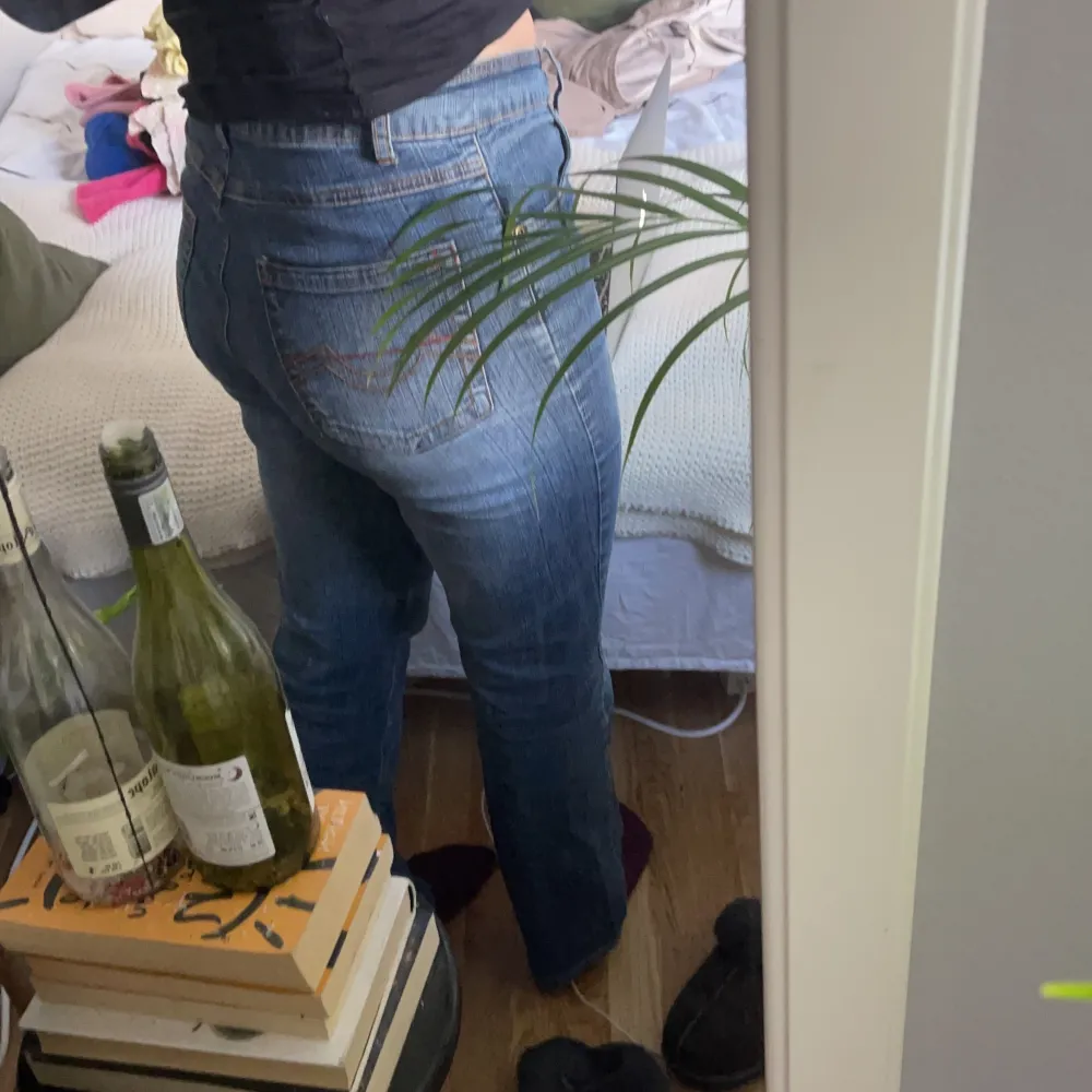 bootcut ish jeans från Clara, i strl 38! sparsamt använda och i ett bra skick. Jeans & Byxor.